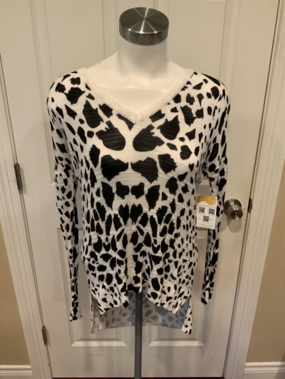 John + Jenn White & Black Spotted High Low V-Neck Thin Knit Sweater, Size S